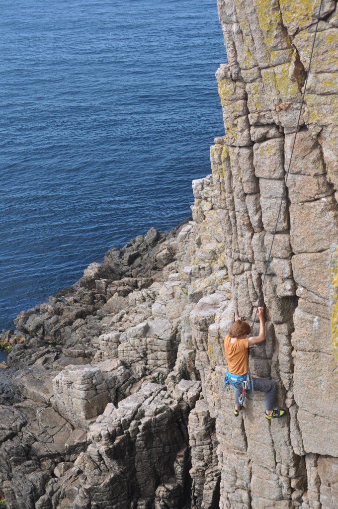 Es müssen nicht immer die Berge sein. Spannende Bergerlebnisse kann man auch am Meer erleben, wie hier beim Klippenklettern in Bornholm.